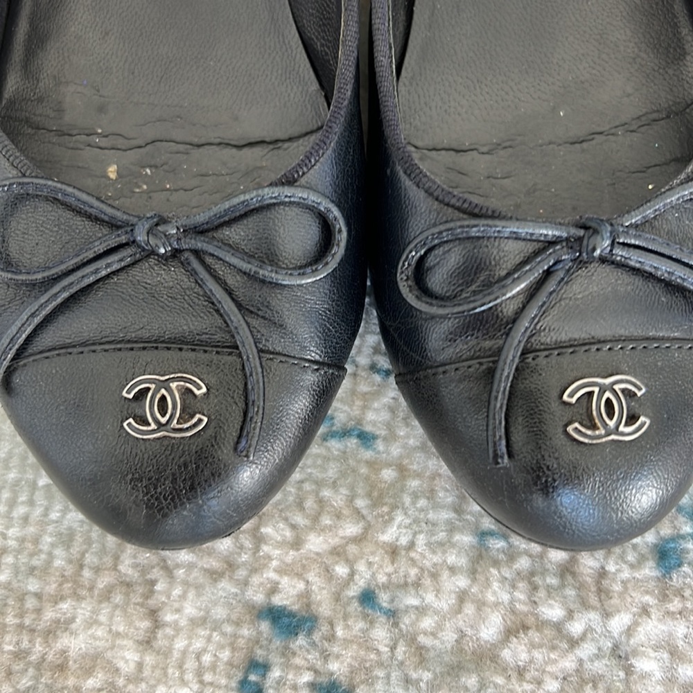 Chanel navy blue Interlocking CC logo leather ballet flats 35 - Picture 3 of 6